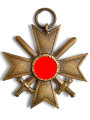 Kriegsverdienstkreuz 2. Klasse 1939 mit Schwertern, Hersteller 85 im Bandring für " Julius Pietsch, Gablonz " mit langem Bandabschnitt, Buntmetall