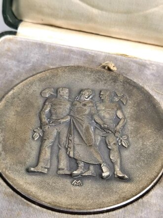 III.Reich, Medaille für langjährige Mitarbeit im Dienste der Pfälzischen Wirtschaft im Etui, Zink versilbert,  Durchmesser 79 mm