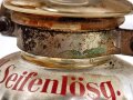 "Kresol Seifenlösung" Flasche, ungereinigt. Gehört ins Bodenfach des "Veterinär Arzneikasten 18/27" der Wehrmacht