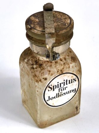 "Spiritus für Jodlösung" Flasche, ungereinigt. Gehört ins Bodenfach des "Veterinär Arzneikasten 18/27" der Wehrmacht