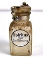 "Spiritus für Jodlösung" Flasche, ungereinigt. Gehört ins Bodenfach des "Veterinär Arzneikasten 18/27" der Wehrmacht