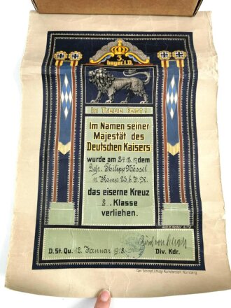 1.Weltkrieg, farbige Verleihungsurkunde für das eiserne Kreuz 2.Klasse 1914. Verliehen an einen Angehörigen der 3. bayerischen Infanterie Division. In der originalen Versandrolle. Maße der Urkunde 25,5 x 38cm