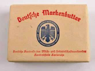 Umverpackung für "Deutsche Markenbutter" Ordentlich um ein passendes Stück Holz gefaltet