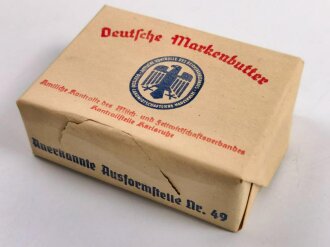 Umverpackung für "Deutsche Markenbutter" Ordentlich um ein passendes Stück Holz gefaltet