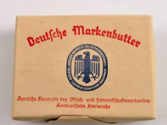 Umverpackung für "Deutsche Markenbutter" Ordentlich um ein passendes Stück Holz gefaltet