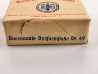 Umverpackung für "Deutsche Markenbutter" Ordentlich um ein passendes Stück Holz gefaltet