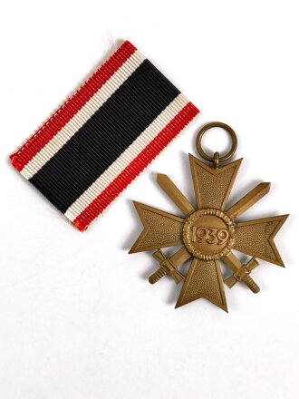 Kriegsverdienstkreuz 2. Klasse 1939 mit Schwertern mit Bandabschnitt, Buntmetall im sehr guten Zustand