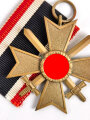 Kriegsverdienstkreuz 2. Klasse 1939 mit Schwertern mit Bandabschnitt, Buntmetall im sehr guten Zustand