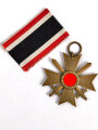 Kriegsverdienstkreuz 2. Klasse 1939 mit Schwertern mit Bandabschnitt, Buntmetall im sehr guten Zustand