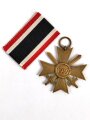 Kriegsverdienstkreuz 2. Klasse 1939 mit Schwertern mit Bandabschnitt, Buntmetall im sehr guten Zustand