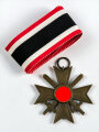 Kriegsverdienstkreuz 2. Klasse 1939 mit Schwertern, Hersteller 56 im Bandring für " Robert Hauschild, Pforzheim " mit langem Bandabschnitt, Buntmetall