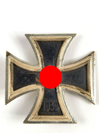 Eisernes Kreuz 1. Klasse 1939, Hakenkreuz leicht beschädigt, Rückseite im sehr gutem Zustand, Zargen noch frostig erhalten, magnetisch