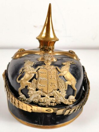 Württemberg, Pickelhaube für einen Offizier der Infanterie. Die Kinnriemenverschlussriemen defekt, sonst guter Gesamtzustand. Keine Doppellöcher