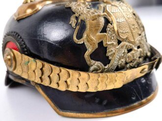 Württemberg, Pickelhaube für einen Offizier der Infanterie. Die Kinnriemenverschlussriemen defekt, sonst guter Gesamtzustand. Keine Doppellöcher