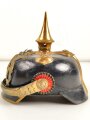 Württemberg, Pickelhaube für einen Offizier der Infanterie. Die Kinnriemenverschlussriemen defekt, sonst guter Gesamtzustand. Keine Doppellöcher