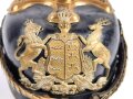 Württemberg, Pickelhaube für einen Offizier der Infanterie. Die Kinnriemenverschlussriemen defekt, sonst guter Gesamtzustand. Keine Doppellöcher