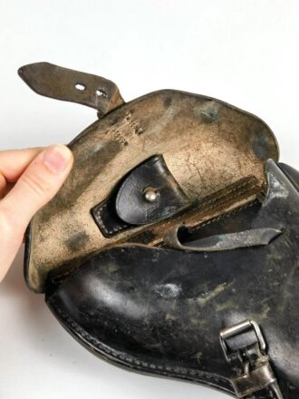 Koffertasche P08 Wehrmacht. Getragenes Stück, von der norwegischen Armee nach dem Krieg rückseitig Modifiziert, keine sichtbare Stempelung, dise verbirgt sich sicherlich unter dem aufgenieteten Lederstück