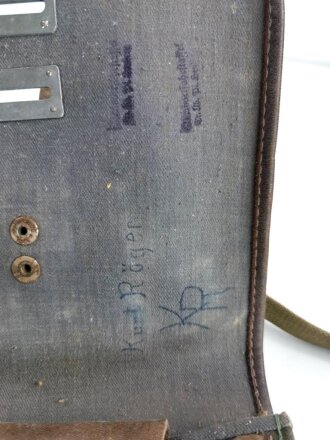 Russland UDSSR 2.Weltkrieg, Kartentasche aus Ersatzmaterial, datiert 1940. Mit Trageriemen. Von einem Deutschen Soldaten getragen. Ungereinigtes Stück