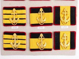 Russland UDSSR, Sammlung Abzeichen zum Thema Marineinfanterie, Mit den Splinten der Auflagen auf Karton befestigt