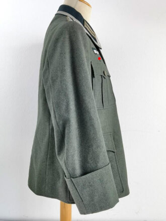 Feldbluse Modell 1936 für einen Unteroffizier der Infanterie. Eigentumstück in sehr gutem Zustand, die Effekten Originalvernäht.