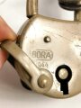 Wehrmacht Vorhängeschloss "Bora 1944", Originallack, Neuwertig mit zwei Schlüsseln, so auch an den Motorradpacktaschen verwandt