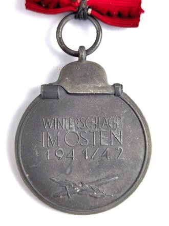 Medaille " Winterschlacht im Osten ", Hersteller 127 im Bandring für " Moritz Hausch A.G., Pforzheim " Band wurde an Medaille vernäht