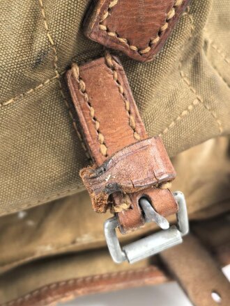 Tornister Wehrmacht . Ungereinigtes Kammerstück eines Infanterie Regiment , datiert 1935. Leicht defekt, mit Papier ausgestopft