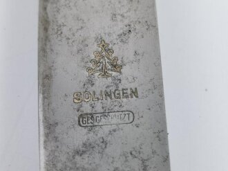 Fahrtenmesser für Angehörige der Hitlerjugend. Hersteller  Wilhelm Halbach Solingen. Motto verputzt, Emblem wackelt leicht, Scheide alt überlackiert. Ungereinigtes Stück