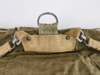 Rucksack Wehrmacht  in Tropenausführung. Stark getragenes Stück, ungereinigt, mit den seltenen Trageriemen