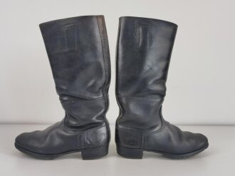 Paar Stiefel für Mannschaften der Wehrmacht. Ungewöhnliche Ausführung, aber eindeutige Kammerstücke mit dreiteiliger Sohle und verdeckter Naht. Sohlenlänge 28,5cm