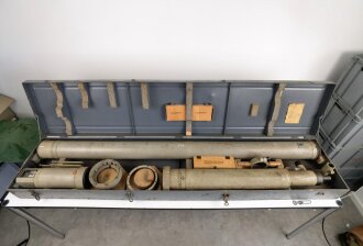 "S.R.9" Sehrohr für Bunker der Wehrmacht. Originallack, Hersteller beh. Durchsicht leicht verpilzt und verschmutzt. Der Transportkasten überlackiert. KEIN VERSAND