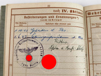 Wehrpaß Luftwaffe, ausgestellt 17.4.1940 bei Luftwaffe Bau Komp. 1/5. Deckblatt  entnazifiziert, Hakenkreuze geschwärzt