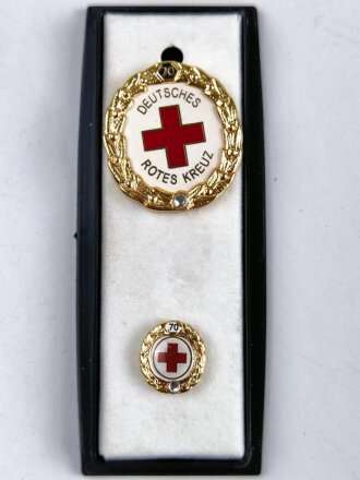 Deutsches Rotes Kreuz, Ehrennadel für 70 Jahre Mitgliedschaft, mit Miniatur in Kunststoffdose