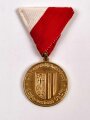 Österreich, Tragbare Medaille " Kameradschaftsbund Landesverband Oberösterreich 50 Jahre Mitglied " in Gold, an Dreiecksband