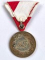 Österreich, Tragbare Medaille " Kameradschaftsbund Landesverband Oberösterreich 25 Jahre Mitglied " in Bronze, an Dreiecksband, mit Kleberesten