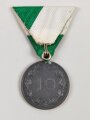 Österreich, Tragbare Medaille " Landeskameradschaftsbund Steiermark 10 Jahre Mitglied " in Silber, mit Kleberesten