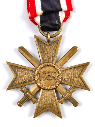 Kriegsverdienstkreuz 2. Klasse 1939 mit Schwertern am Band mit Hersteller im Bandring, dieser nicht lesbar, Buntmetall im sehr guten Zustand