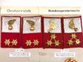 Österreich, Sammlung Abzeichen zum Thema Gendarmerie, alles auf Karton aufgesteckt, getackert, geklebt