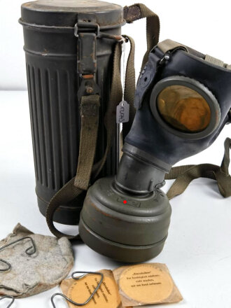 Gasmaske in Bereitschaftsbüchse der Wehrmacht. Zusammengehörig, ungereinigt