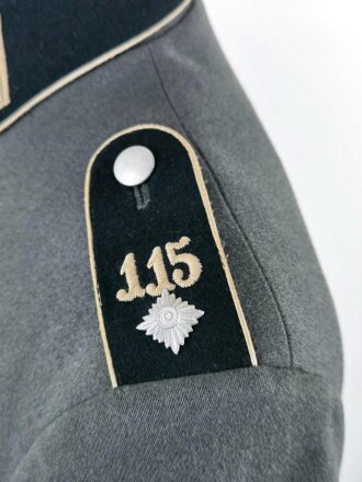 Heer, Waffenrock für Mannschaften im Infanterie Regiment 115 Darmstadt. Eigentumstück in gutem Zustand, die Effekten meiner Meinung nach Original vernäht. Der Schulterklappenstern unvorschriftsmäßig vor langer Zeit angebracht