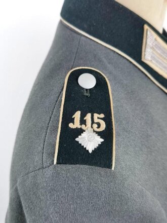 Heer, Waffenrock für Mannschaften im Infanterie Regiment 115 Darmstadt. Eigentumstück in gutem Zustand, die Effekten meiner Meinung nach Original vernäht. Der Schulterklappenstern unvorschriftsmäßig vor langer Zeit angebracht