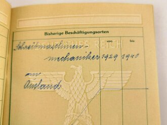 Arbeitsbuch für Ausländer eines Mannes aus Frankreich der als Mechaniker beim Postsparkassenamt arbeitete, datiert 1943