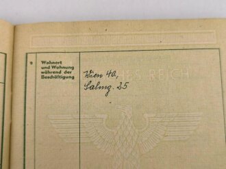 Arbeitsbuch für Ausländer eines Mannes aus Frankreich der als Postfacharbeiter bei der Deutschen Reichspost Wien arbeitete, datiert 1943