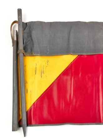 "Fordere Linie Flagge" zusammenlagbar, für Übungszwecke. Guter Zustand, die Abbildung ist aus dem Bestellkatalog der " A.Pinnecke KG Braunschweig