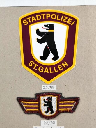 Schweiz, Sammlung an Schulterklappenüberschübe und Abzeichen der Stadtpolizei " St. Gallen " teils auf Karton geklebt oder getackert