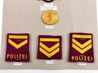 Schweiz, Sammlung an Schulterklappenüberschübe und Abzeichen der Stadtpolizei " St. Gallen " teils auf Karton geklebt oder getackert