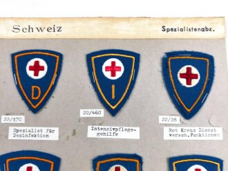 Schweiz, Sammlung an Spezialistenabzeichen des Sanitätswesen der Schweizer Armee, auf Karton angetackert