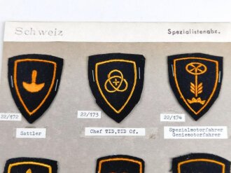 Schweiz, Sammlung Spezialistenabzeichen der Schweizer Armee, auf Karton angetackert