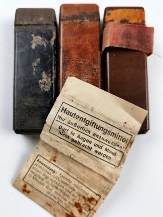 3 x  Pack Hautentgiftungsmittel Wehrmacht, dazu eine lose Banderole