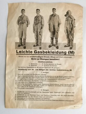 Satz "Leichte Gasbekleidung ( M ) " Ungebraucht, in der originalen aber defekten Umverpackung, dazu das ebenfalls originale Inhaltsverzeichnis mit Druckvermerk von 1942. Die Gummierung leicht verklebt, lässt sich problemlos lösen.